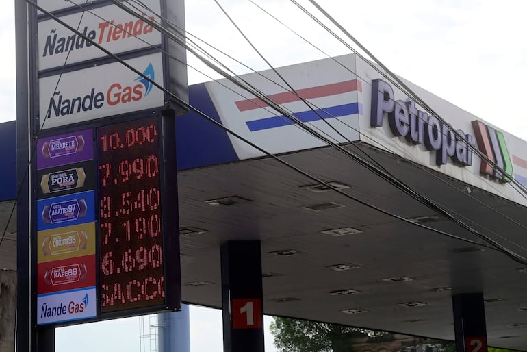 Estación de servicio Petropar con precios destacados en rojo y carteles de combustibles bajo un cielo despejado.