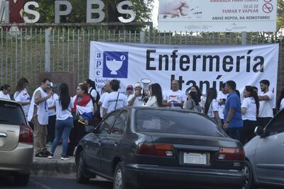 Trabajadores de enfermería de todo el país se reúnen frente al Ministerio de Salud desde temprano.