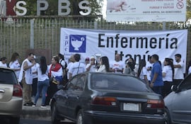 Trabajadores de enfermería de todo el país se reúnen frente al Ministerio de Salud desde temprano.