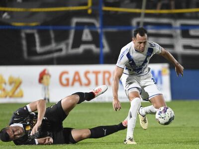 Óscar Cardozo perdió en esta porfía con el defensor de Ameliano Francisco Báez, anoche en el partido sin goles. Tacuara ingresó por Roque Santa Cruz (lesionado) y al final vio la tarjeta roja del juez.