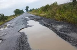 El camino que conduce a la ciudad de Juan de Mena se encuentra en estado calamitoso.