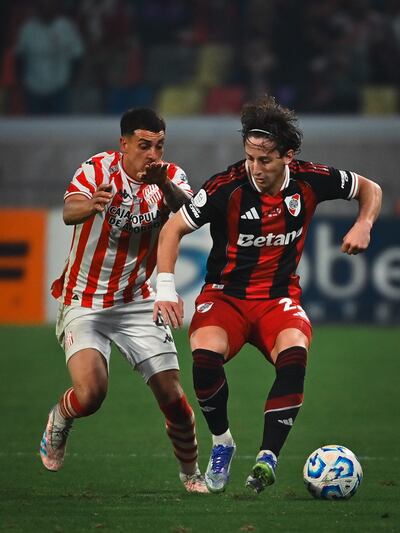 Matías Galarza "Modric", futbolista paraguayo de River Plate, en acción contra San Martín de Tucumán.