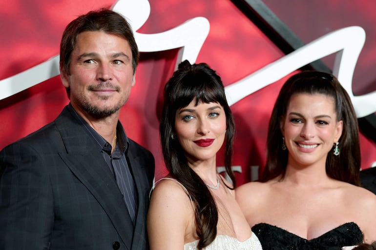 Josh Hartnett, Dakota Johnson and Anne Hathaway durante el estreno de "Verity" en Nueva York.