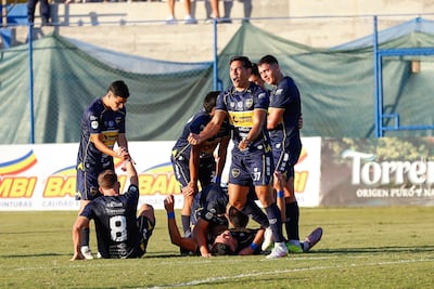 Los jugadores del 12 de Junio celebran eufóricamente uno de los dos goles que convirtieron ante Guaireña FC en casa.