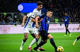 Atalanta's Albanian defender #19 Berat Djimsiti (C) fights for the ball with Inter Milan's Argentine forward #10 Lautaro Martinez (R) during the Italian Serie A football match between Inter Milan and Atalanta in Milan, on February 28, 2024. (Photo by Piero CRUCIATTI / AFP)