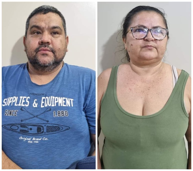 Hombre y mujer posan para identificación, ambos lucen expresiones neutras y ropa casual, en un fondo claro.
