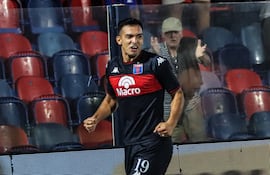 El paraguayo Alfio Oviedo, futbolista de Tigre, celebra un gol en el partido frente a Argentinos Juniors por la fecha 11 del torneo Apertura 2026 de la Liga Profesional de Argentina.