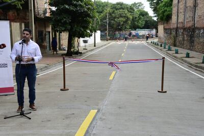 El intendente de Asunción, Oscar "Nenecho" Rodríguez, en la inauguración del desagüe pluvial en la calle Isabel La Católica.
