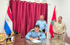 La comisario general inspectora Martina Ramona Trinidad Ortellado hizo entrega del cargo de directora de la Policía Nacional de Ñeembucú al comisario general inspector Christian Javier Ramírez Aguilera, en cumplimiento de la Resolución N.º 727 de la Comandancia de la Policía Nacional.