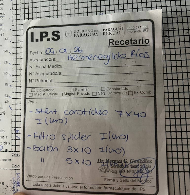 La receta de los insumos que la familia de Hermengildo debe conseguir para que se haga el procedimiento.