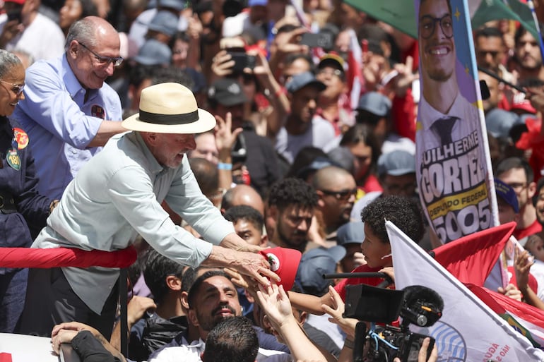 El presidente de Brasil y candidato a la reelección, Luiz Inácio Lula da Silva (c), saluda a simpatizantes durante una caravana este sábado, en Sao Paulo (Brasil).
