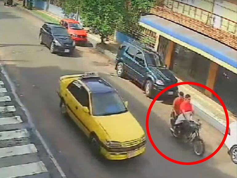 Los dos asesinos (en círculo), cuando huían de Limpio.