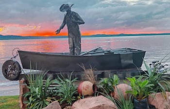 Pedro Canoero: una imponente figura de hierro que destaca a orillas del Lago Ypacaraí en San Bernardino.