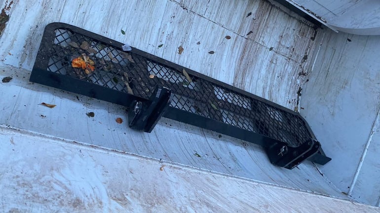 Camiones recolectores de basura recién adquiridos, expuestos sobre una superficie sucia en un entorno exterior.