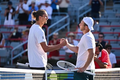 Alexander Zverev (izquierda) saludo a su verdugo, el neerlandés Tallon Griekspoor.