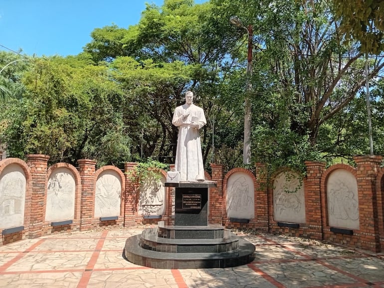 Monumento al monseñor Pantaleón García,  otro artífice de la identidad luqueña, instalado en el patio del santuario.