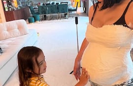 ¡Una postal llena de amor! Natti Natasha con el bebé a bordo y su hijita Vida.