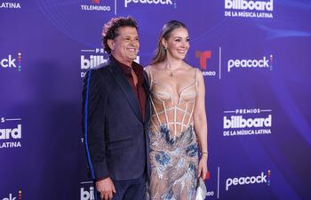 ¡Linda parejita! Carlos Vives y Claudia Elena Vázquez llegaron muy elegantes a los Premios Billboard de la Música Latina en el James L. Knight Center en Miami, Florida, EE.UU.
