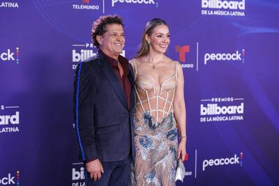 ¡Linda parejita! Carlos Vives y Claudia Elena Vázquez llegaron muy elegantes a los Premios Billboard de la Música Latina en el James L. Knight Center en Miami, Florida, EE.UU.
