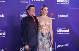 ¡Linda parejita! Carlos Vives y Claudia Elena Vázquez llegaron muy elegantes a los Premios Billboard de la Música Latina en el James L. Knight Center en Miami, Florida, EE.UU.