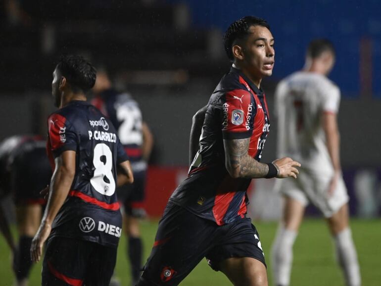 El argentino Sergio Araújo, futbolista de Cerro Porteño, festeja un gol en el partido frente a Nacional por la fecha 19 del torneo Clausura 2025 de la Primera División de Paraguay en el estadio Arsenio Erico, en Asunción, Paraguay.