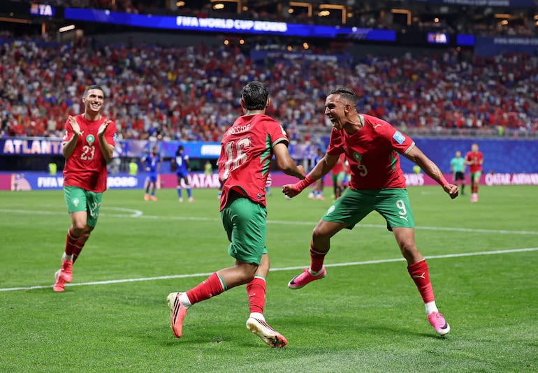 Gessime Yassine (#16) festaja junto a Soufiane Rahimi (#9) el gol que desniveló el marcador a favor de Marruecos.