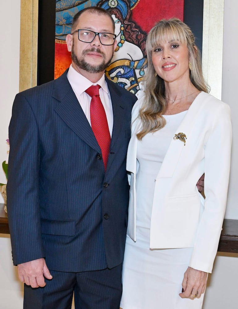 El embajador de Chile en Paraguay, Hernán Brantes Glavic, y su señora Rosana Bellolio Pasini ofrecieron una reunión en la residencia oficial del embajador con motivo de la celebración del 216°aniversario de la Independencia de Chile