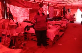 Nancy Pascua, se vale de un brasero que dentro de la carpa haya calor. Comentó que hasta el momento ya gastó más de G. 5.000.000 en medicamentos.