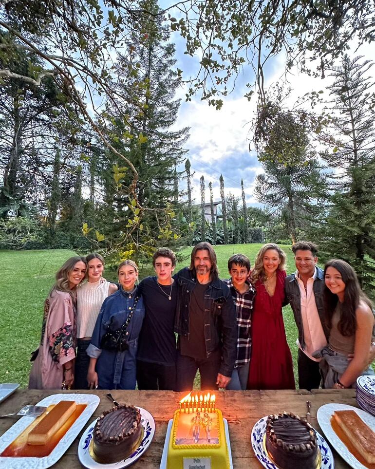 Juanes y Carlos Vives rodeados de sus esposas e hijos. (Instagram/Claudia Elena Vászquez)