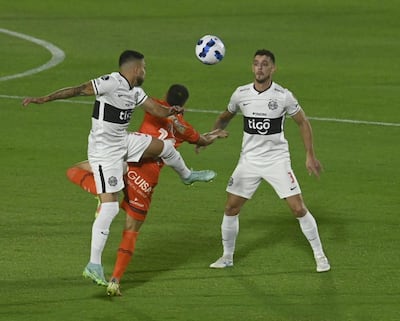 Salazar salta más que el jugador peruano y despeja el balón ante la mirada de Silva