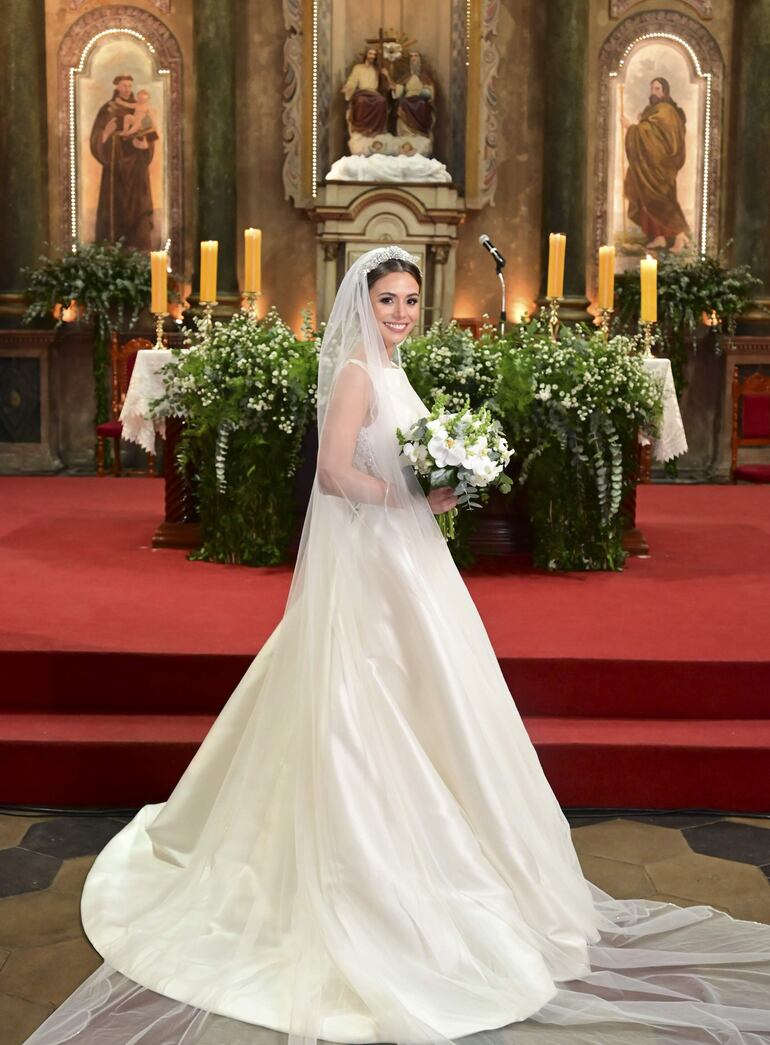 La novia lució hermosa con un vestido de la diseñadora Rosa Clara de España.