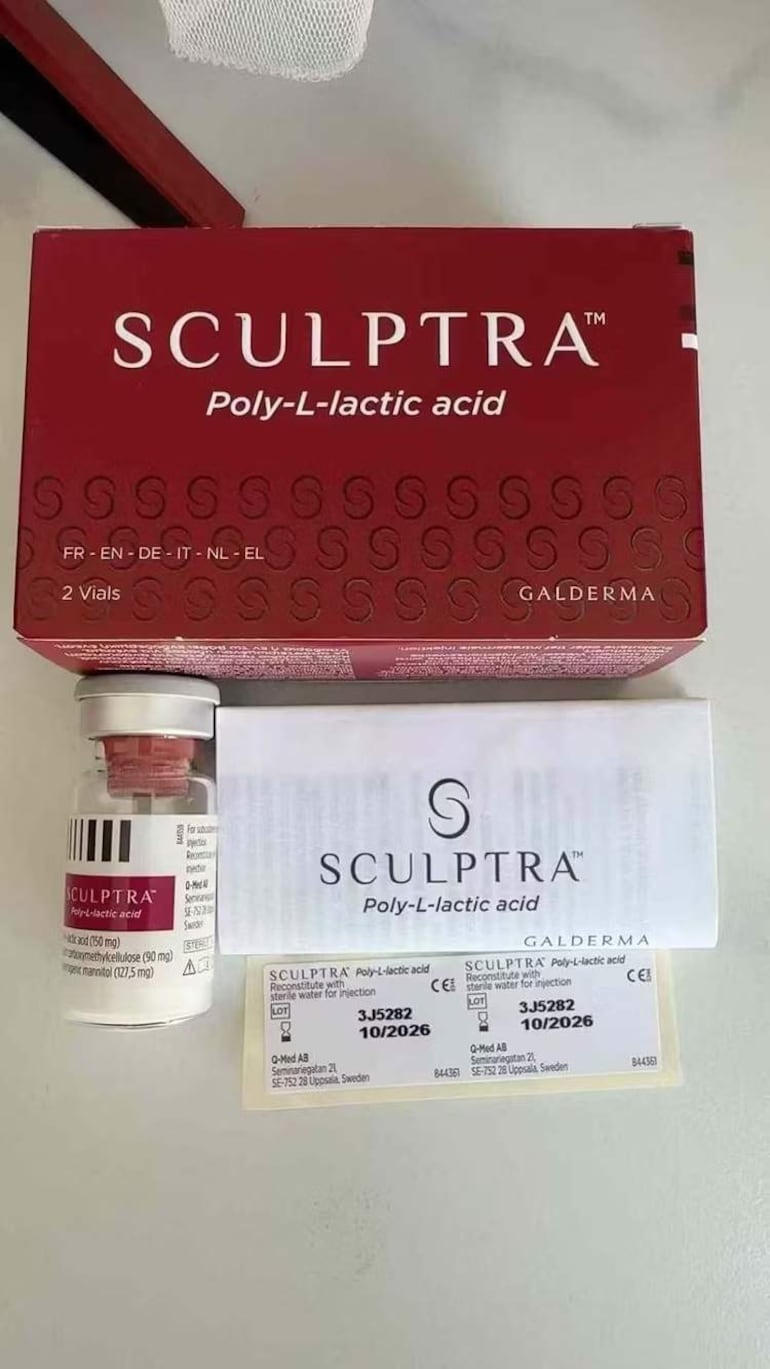 Envase de SCULPTRA rojo marcado con GALDERMA, vial de 150 mg y hoja de instrucciones sobre reconstitución con agua estéril.