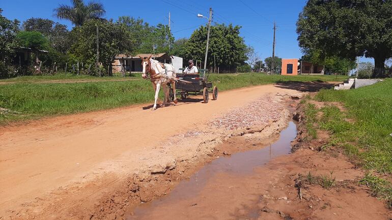 La población recurre a los caballos como medio de transporte como en los viejos tiempos, debido al mal estado de los caminos