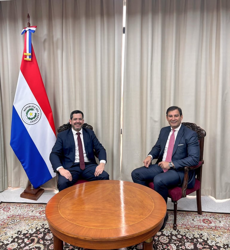 El presidente de la Cámara de Diputados, Raúl Latorre (i.) junto al senador cartista Silvio "Trato Apu'a" Ovelar.