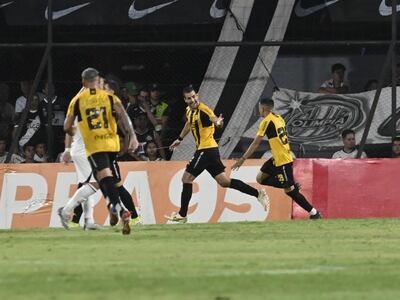 Raúl Cáceres (c), futbolista de Guaraní, celebra el gol del triunfo sobre Olimpia por la décima jornada del torneo Apertura 2023 del fútbol paraguayo.