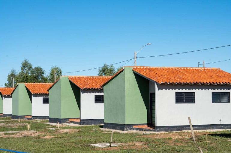 En el barrio Nuevo de Caapucú, el Ministerio de Urbanismo, Vivienda y Hábitat (MUVH) entregó 62 viviendas a familias beneficiadas del distrito.