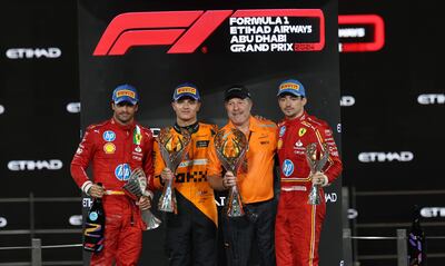 El piloto de McLaren, Lando Norris (c), ganador en Abu Dabi, junto a los pilotos de Ferrari, Carlos Sainz (i) y Charles Leclerc.