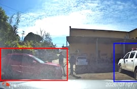 El automóvil Volkswagen Tera robado en Brasil (recuadro rojo) y la patrullera M-85 de la comisaría 8ª de Santaní (recuadro azul), en el mismo predio.
