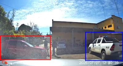 El automóvil Volkswagen Tera robado en Brasil (recuadro rojo) y la patrullera M-85 de la comisaría 8ª de Santaní (recuadro azul), en el mismo predio.