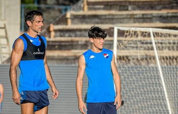 Roque Santa Cruz (44 años), con Santiago Galeano (13).