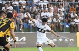 El joven mediapunta franjeado, Eduardo Andrés Delmas Schaerer (18 años) ensaya el disparo que terminaría siendo el tanto de apertura en el marcador, en el "clásico más añejo".