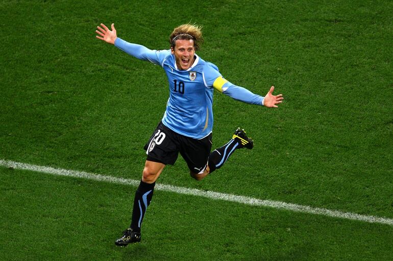 Diego Forlán celebra uno de los tantos marcados en el Mundial Sudáfrica 2010, torneo en el que fue electo el mejor jugador del certamen.
