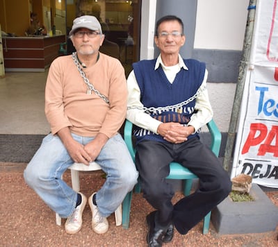 Los funcionarios municipales Eladio Maravilla y Félix Barchello se encadenaron en la entrada principal de la Municipalidad local y reclaman el pago de cinco meses de salarios atrasados.