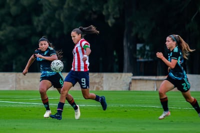 La capitana albirroja Alison Bareiro (9) ante la marca de Valentina Ahumada (6) y Lueje (2)