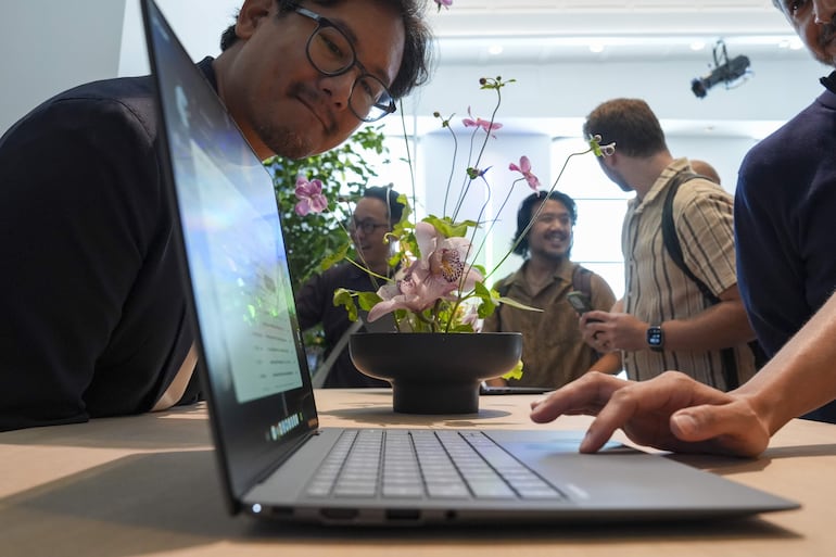 Fotografía del 15 septiembre de 2026 que muestra a personas participando en la presentación del Googlebook.