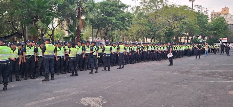 Un gran contingente policial se moviliza en la zona de la Plaza Uruguaya.
