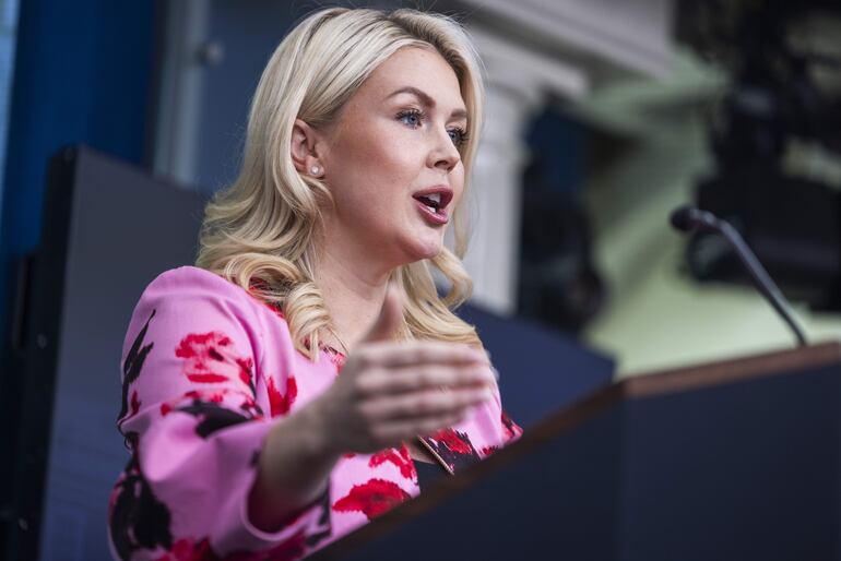 Karoline Leavitt, secretaria de prensa de la Casa Blanca. La Casa Blanca replica al papa León XIV, quien en su homilía de Domingo de Ramos mencionó que Dios “no escucha las oraciones de quienes hacen la guerra”.