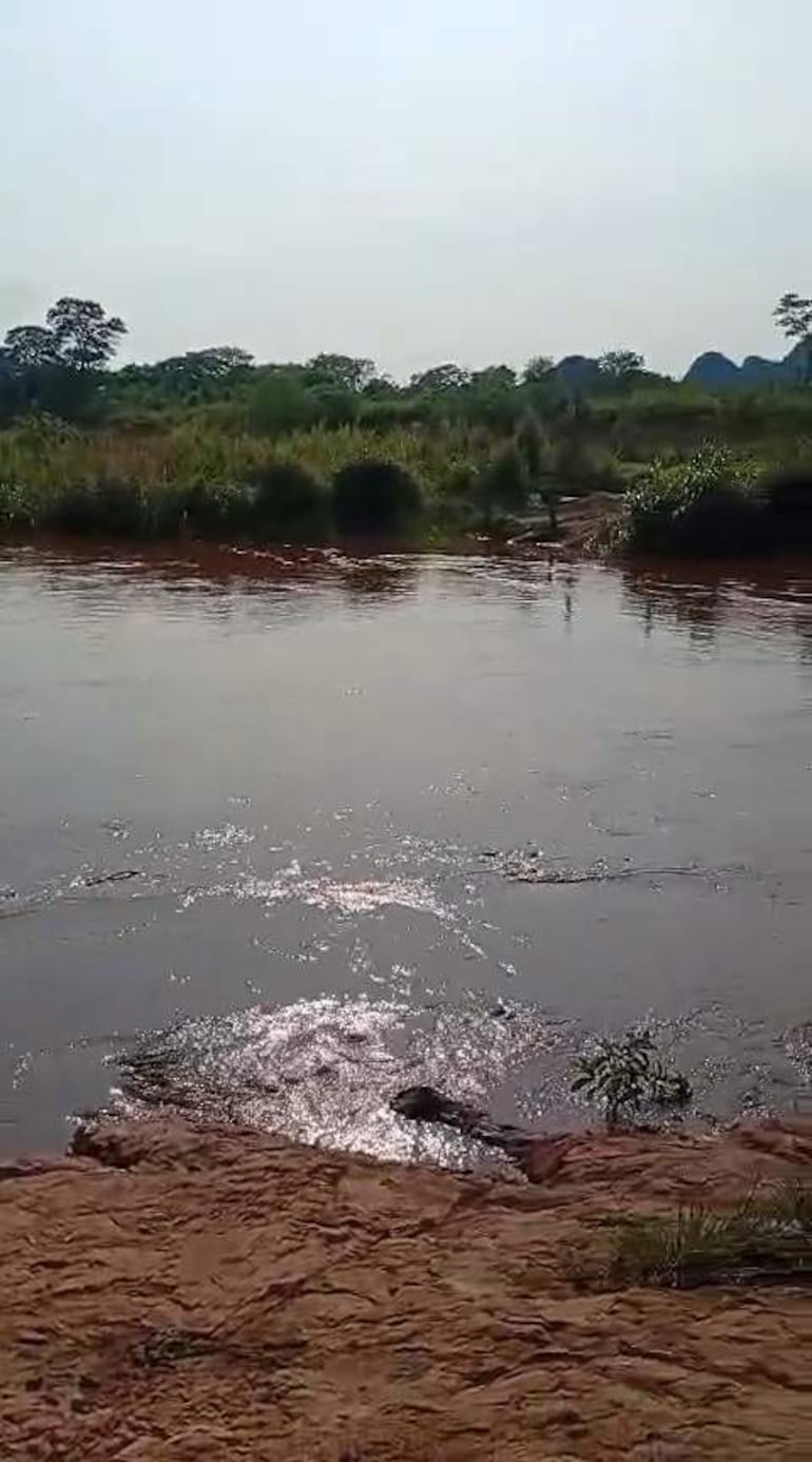 La falta de un puente sobre el río Aquidabán, somete a los pobladores de la Comunidad Indígena Pikykua, a un aislamiento total.