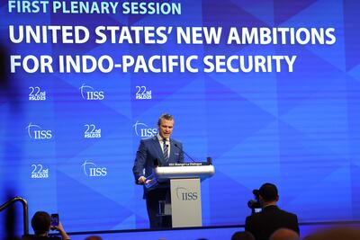 El secretario de Defensa de EE. UU., Pete Hegseth, pronuncia su discurso durante la primera sesión plenaria de la Cumbre de Defensa del Diálogo Shangri-la del Instituto Internacional de Estudios Estratégicos (IISS) en Singapur.