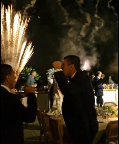 El ceo de ueno Bank, Miguel Vázquez, y el presidente Santiago Peña en el festejo de una boda en San Bernardino.